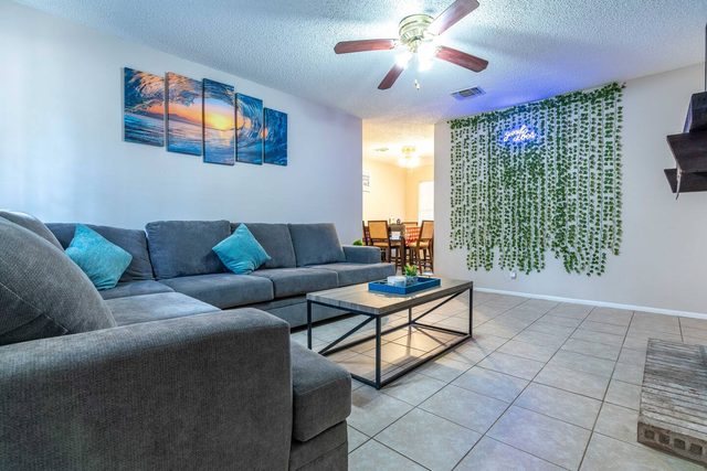Lackland AFB/SeaWorld/SixFlags - Holiday Home — San Antonio, TX