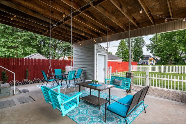 Sleeps 10 • Outdoor Patio • Walk to Downtown