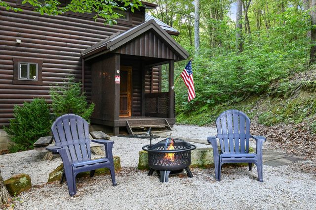 Cozy Couples Cabin! Hot Tub! Romantic! — Laurelville, OH