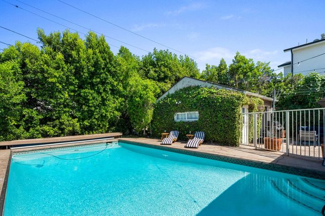 Walk to Ventura Boulevard Pool & HotTub with PingPong & BBQ — Los Angeles, CA