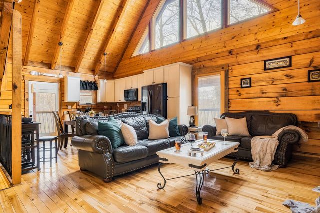 Summer Getaway! Theater Room, Hot Tub, Xbox, BBQ!