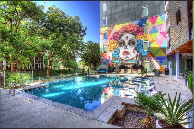 On the River! Pool | Gym | King Bed | Free Parking — San Antonio, TX