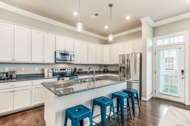ViBe District 4BR Walk to Beach + Sleeps 8 — Virginia Beach, VA