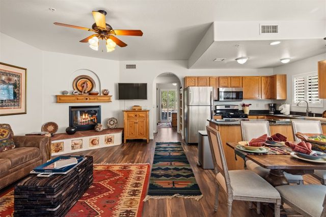 Great Location! Modern 1 Bedroom Condo with a Rustic Flair! - Grasshopper - S009