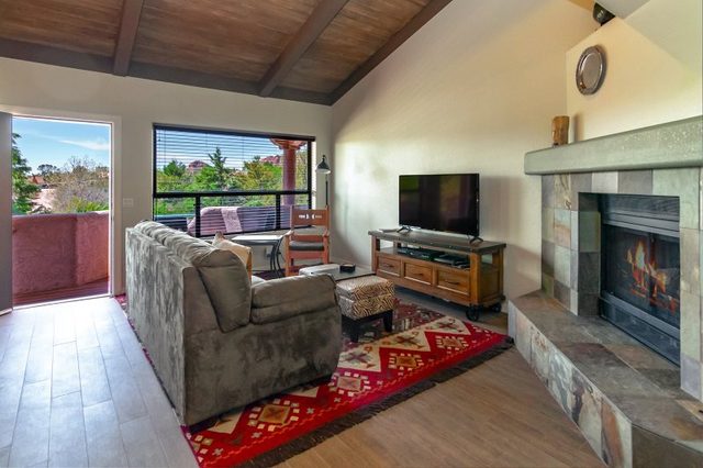 Beautiful Updated Condo! Great Location! 30-Day- Charming Coffee Pot Condo #9- S057
