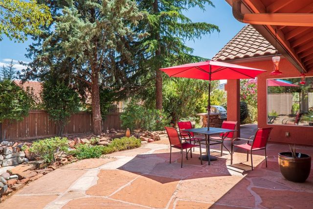 Beautiful Home with Views in Golf Community & Great Outdoor Area! Sandrock - S039