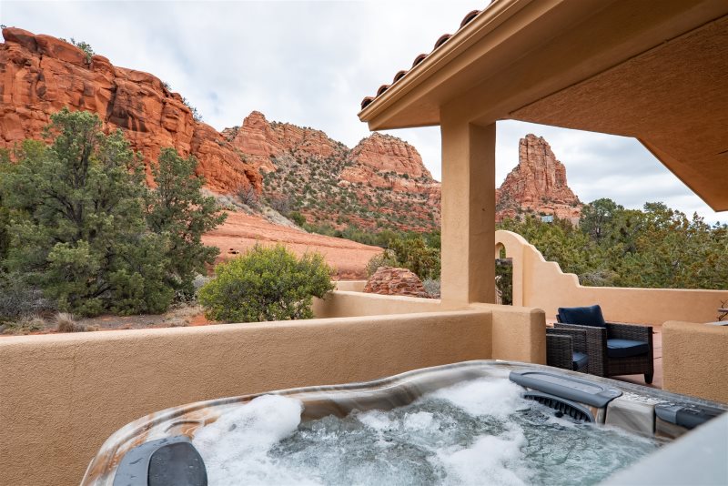 Backs to Red Rock Views Gorgeous Home with Hot Tub! Red Rock Wildlife Devils Kitchen - S015