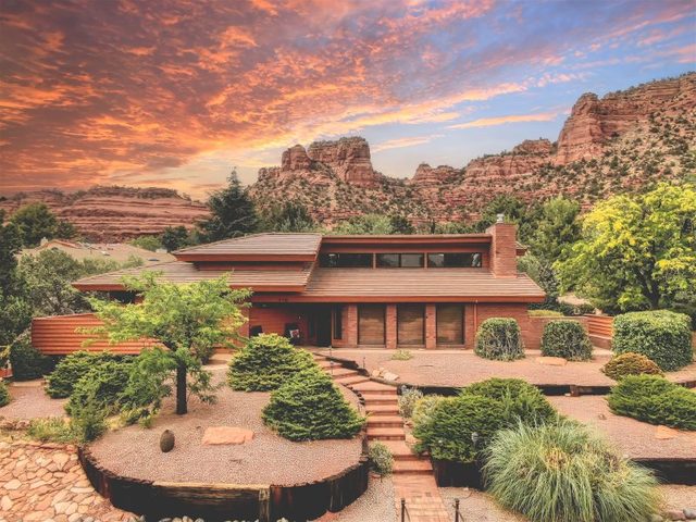 Gorgeous Home Spectacular Red Rock Views with Hot Tub! - Merry Go Round - S062