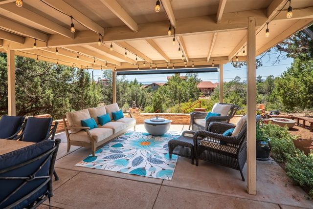 Charming Ranch-Style Home with Hot Tub, EV Charger and Fireplace in West Sedona! Red Rock Bungalow - S123