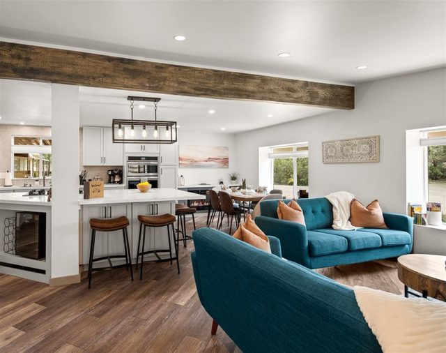 Adorable modern home with private fenced backyard, sunroom and Hot Tub | Bird - S068