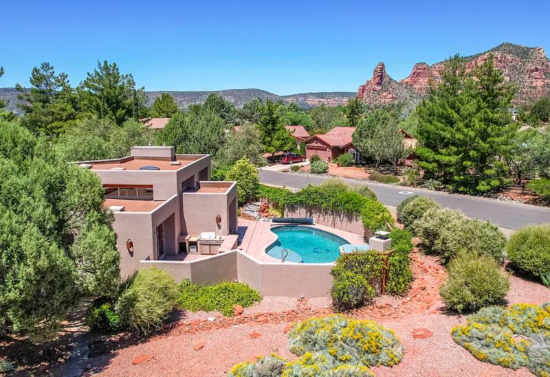 Sedona's Finest Southwest Class Getaway Home! Peaceful Location with Pool and Hot Tub! Broken Lance - S110