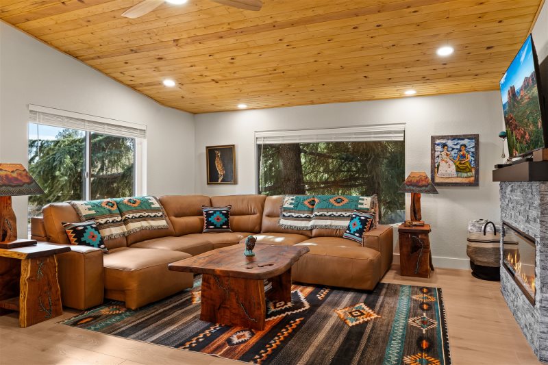Gorgeous Designer Home, Sedona Red Rock Basin Views, Outdoor Living Entertainment Patio w/ Firepit & BBQ! The Den - S079