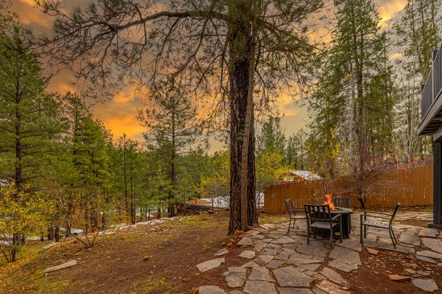 Cozy Hilltop Retreat