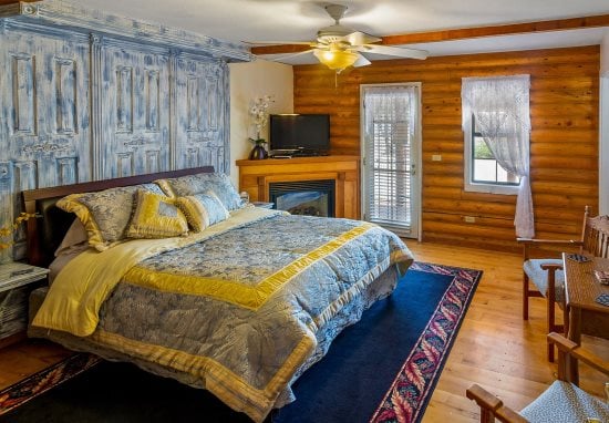 Quarter Horse Inn / Orchid Room