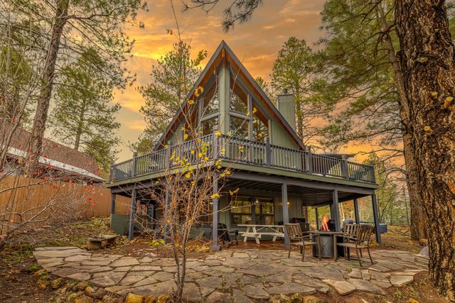 Cozy Hilltop Retreat (Upper/Lower)