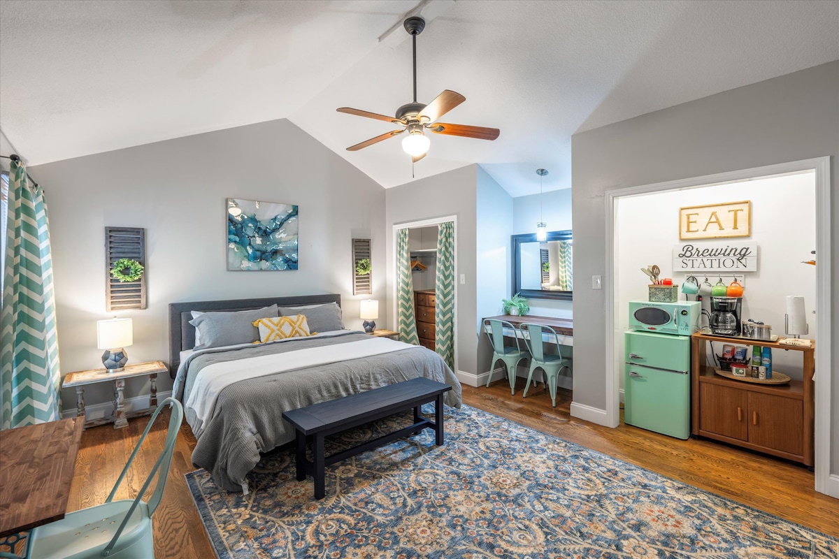 Farm Suite, King bed, firepit, BBQ grill, animals!