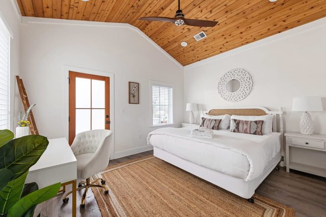 New Build, Downtown 3bd Suite w. Porch + Parking!