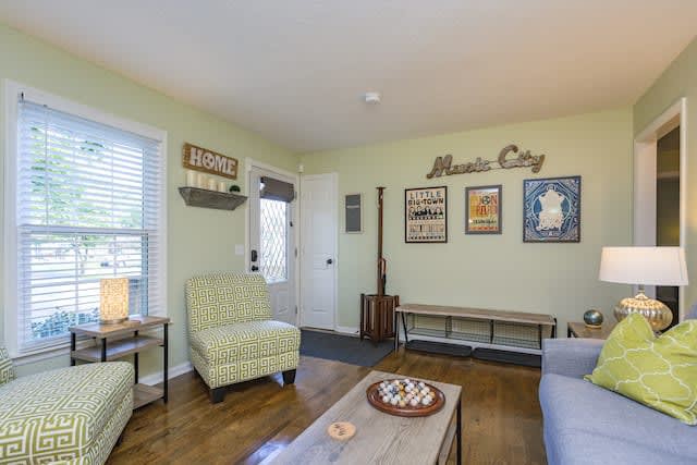 3BR Cottage - 3 Miles to Downtown