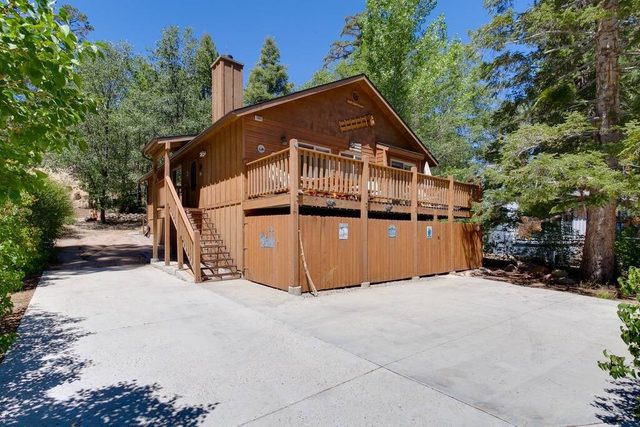 Close to Village Log Cabin Spa Sled & Hike