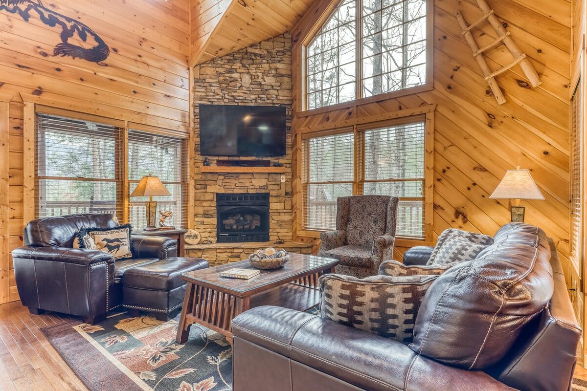 Rustic Cabin with Hot Tub, Large Deck & Game Room Two King Suites and Loft Game Room Bunks, 10 Mins to Gatlinburg, 20 Mins to Pigeon Forge Great for Families, 24 Hr Hospitality, Dog Friendly