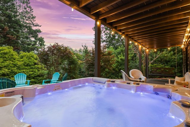 Mountain retreat w/ game room & hot tub — Blue Ridge, GA
