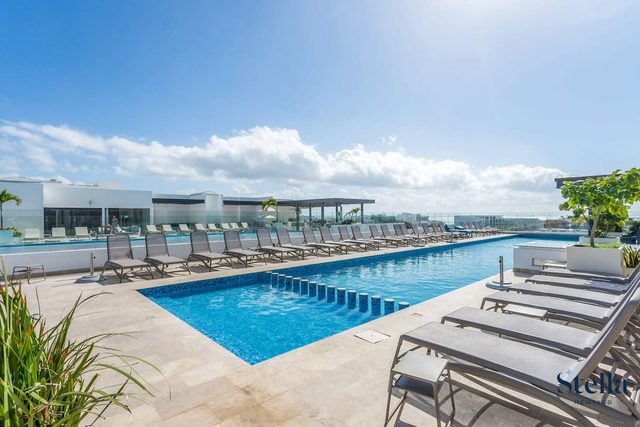 Rooftop Pools & Views, 1.5 blocks from 5th Ave