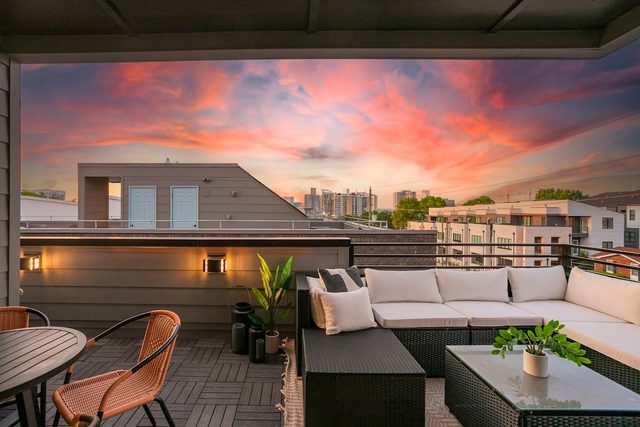 New Gulch, Rooftop, Deck View 1 Mile to Broadway!