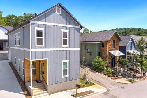 Hog Haus - 1/2 Mile to DT Fayetteville - Sleeps 8