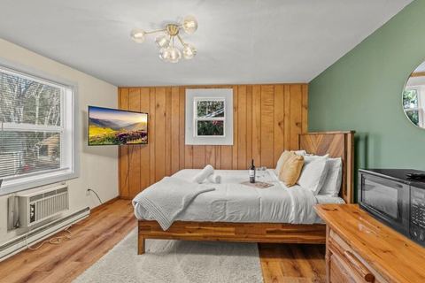 Cozy & Chic Pocono Cabin | Firepits | Pickleball