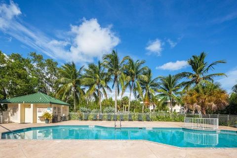The Grenada at Sunrise Suites - Shared Pool