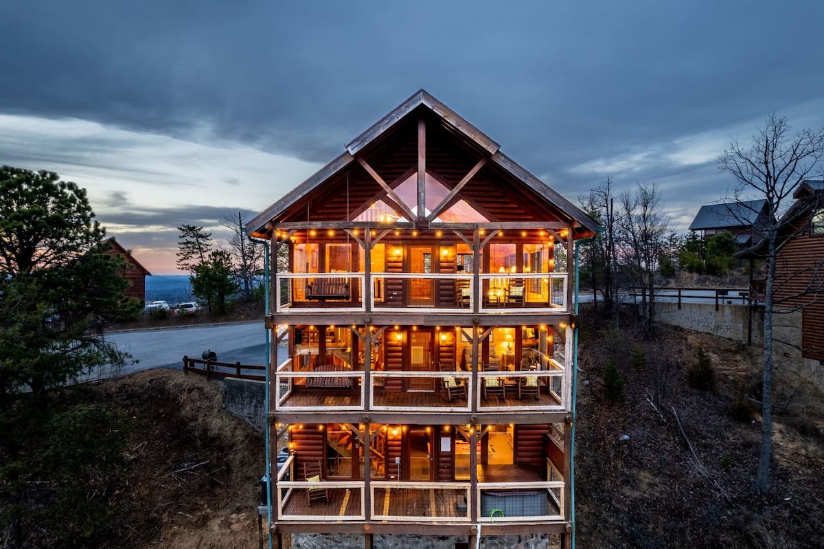 Dog Friendly Cabin, Hot Tub, 10 Mins to Dollywood , 3 Decks with Views, Sleeps 10, Near Pigeon Forge & Smoky Mountains, Cozy Living Space, 24/7 Support