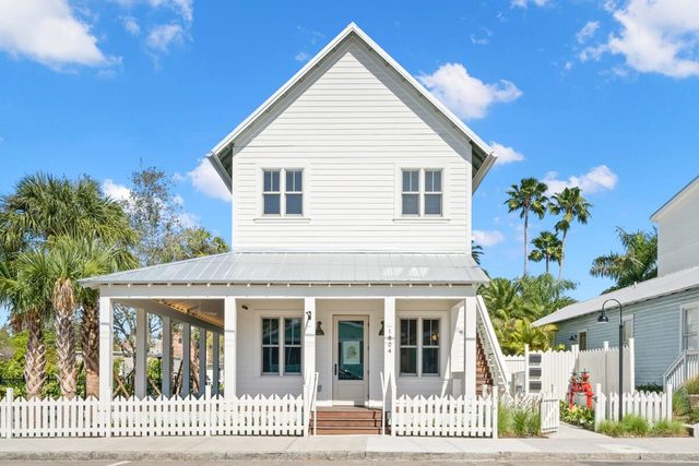 Romeo & Julieta | 2 Epic Studios, Steps to 7th Ave — Tampa, FL