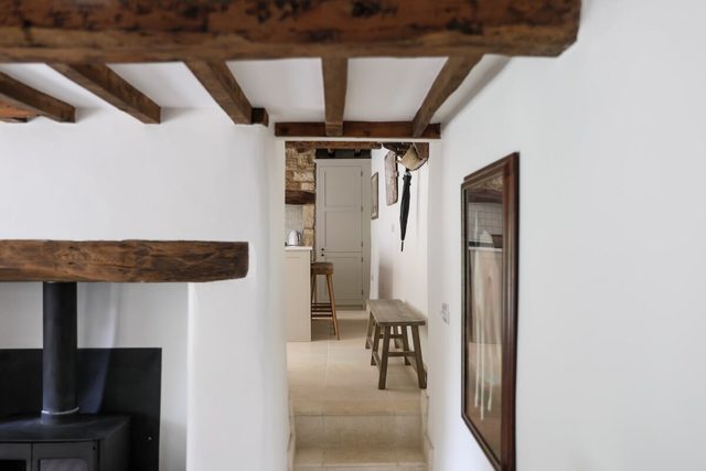 Cotswold Cottage near Daylesford | Pub & log burner