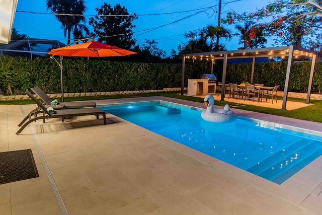 673 Lazy Beach Daze · Heated Pool · Walk 2 Beaches