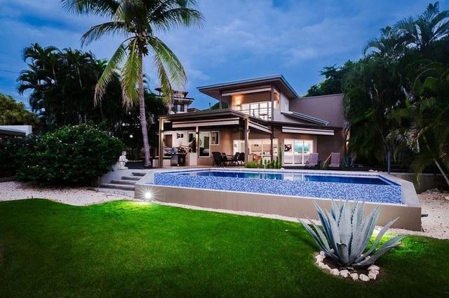 Villa with Infinity Pool & Outdoor Kitchen
