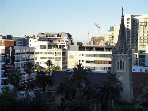 1 Bedroom apartment on Kloof Str with balcony