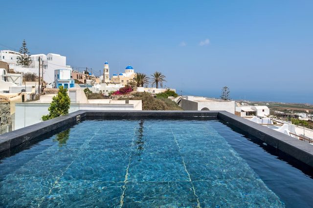 Santorini Villa: Rooftop Jacuzzi & Sea Views
