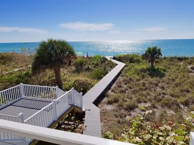 Surf's Up: Beachfront cottage, separate guest apartment, room for everyone! — Placida, FL