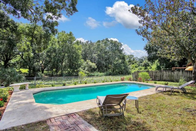 Lakefront Villa with Heated pool and Spa