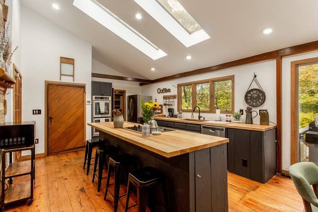 Monthly Atlanta Stay | Chef’s Kitchen & 4BRs| 200-Year-Old Cabin