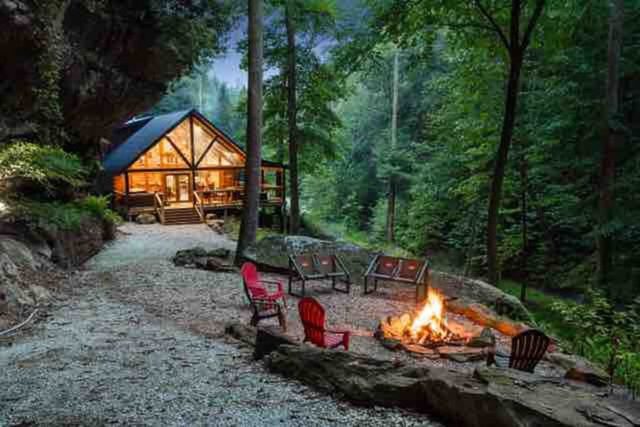 Cabin of Freedom Falls -Private Waterfall, Hot Tub- Secluded & Luxury Log Cabin Retreat — Rogers, KY