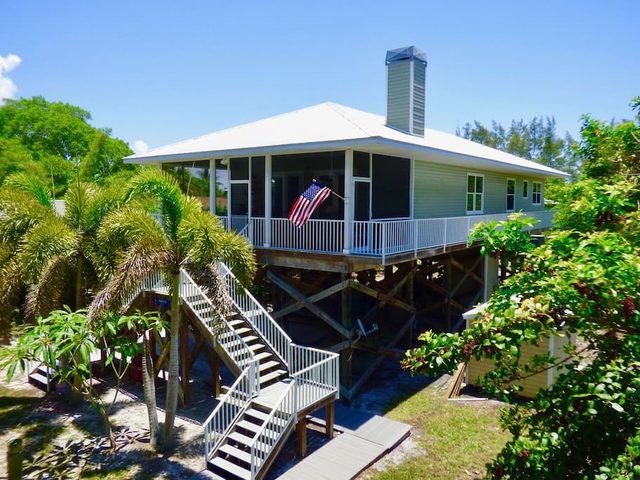 Jewel of the Sea: Spacious family home, dock access, short walk to the beach!