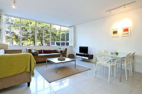 Large 1 Bedroom apartment opposite Company Gardens — Cape Town, Western Cape