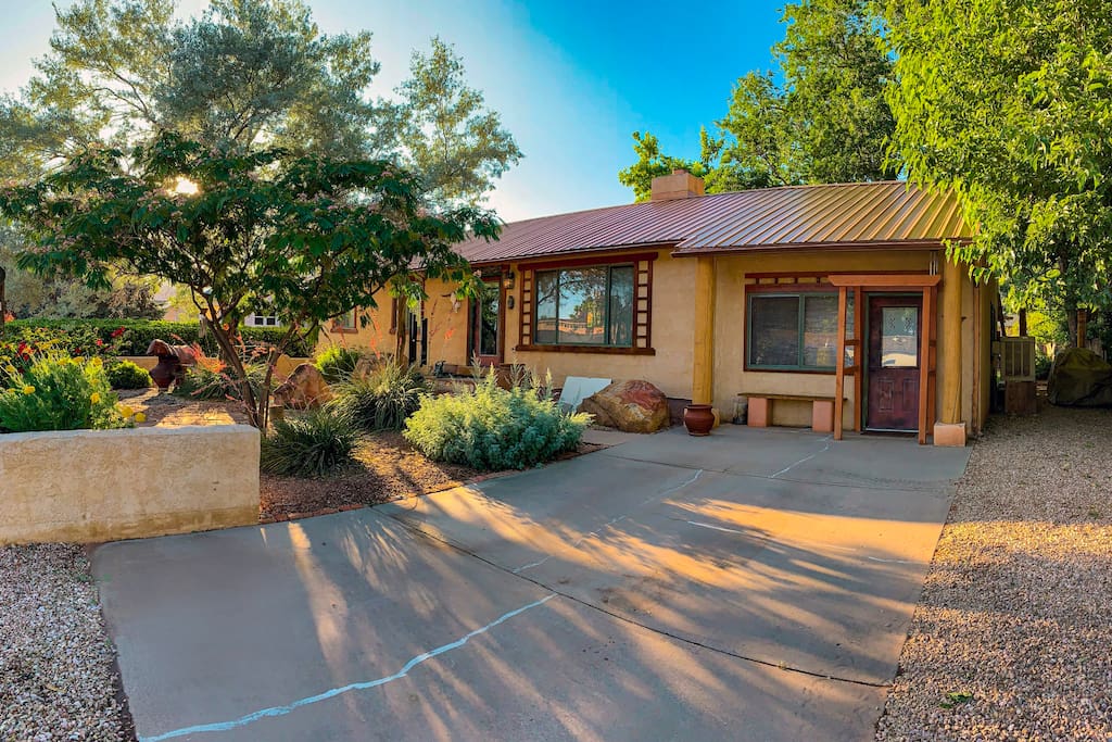 Enjoy a Sweet Retreat in Kanab, Utah. Walking distance to all downtown Kanab has to offer. Close to Zion, Bryce Canyon, and the Grand Canyon!