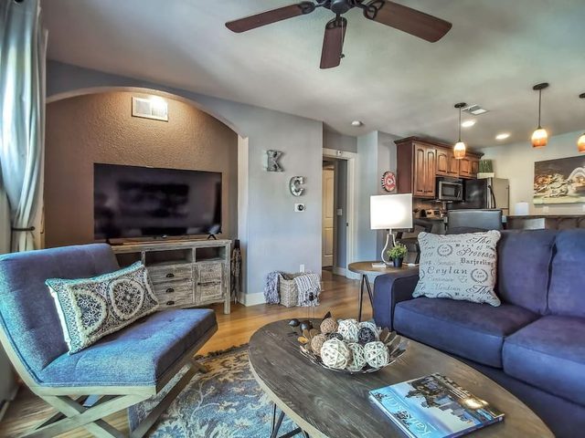 New Listing Luxury King Plaza — Kansas City, MO