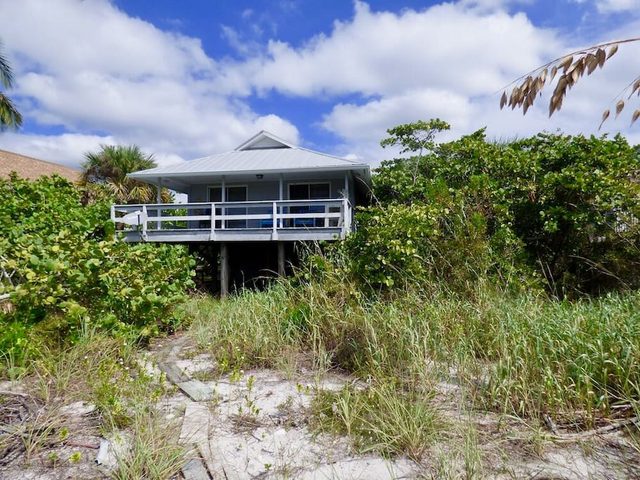 Sunny Daze: Beachfront Cottage with private dock on the bay! — Placida, FL