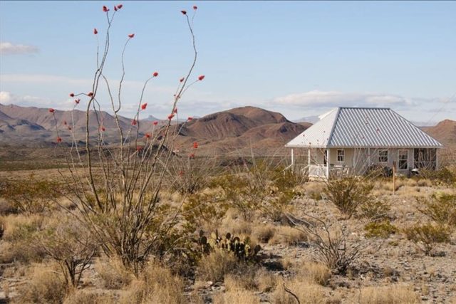 Terlingua Ranch Retreat: Enviro Friendly Home