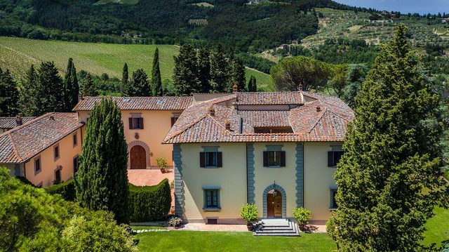 MAGNIFICENT 9BR VILLA w/ HEATED POOL IN CHIANTI!