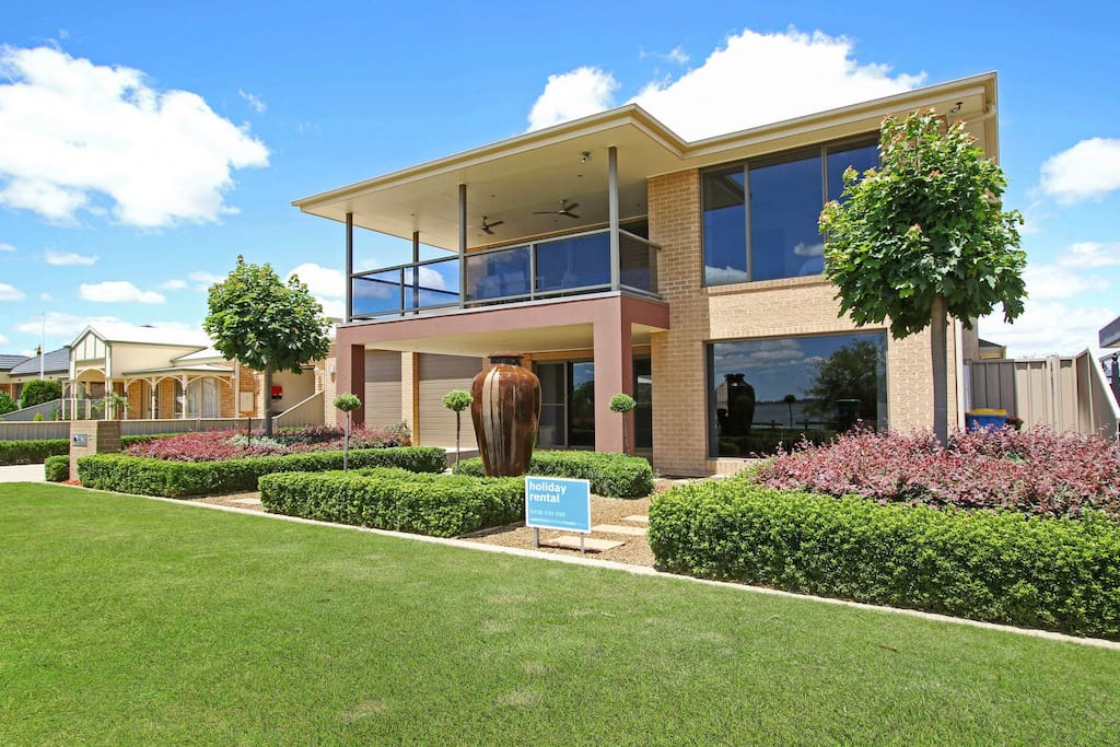 The Grand Holiday House Yarrawonga - Opposite Lake Mulwala