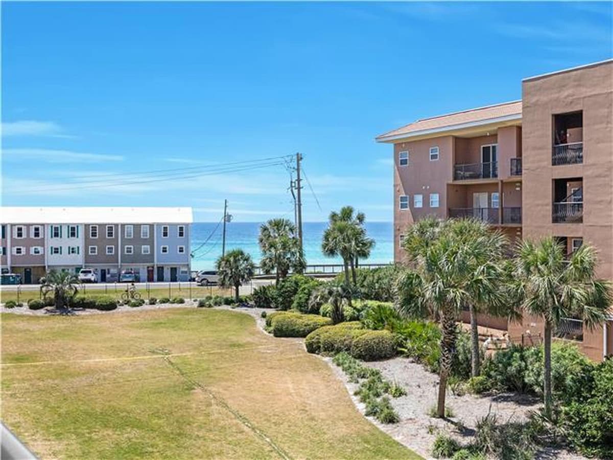 Pet Friendly private beach entry heated pool tenni